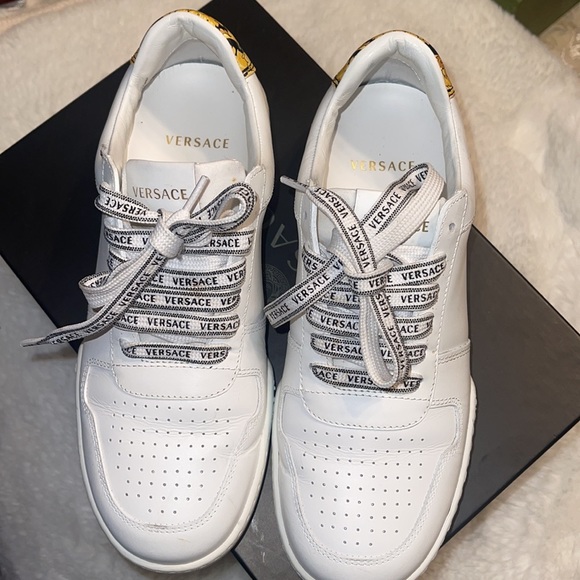 Woman Versace sneakers - Picture 3 of 7